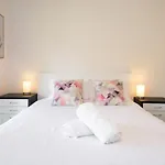 Brunswick 3Bdrm Townhouse, With Parking By Custom Bnb Hosting