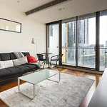 2 Bedroom Cbd Living With Pool, Gym & Tennis Court