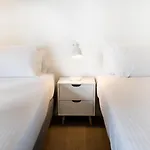 2 Bedroom Cbd Living With Pool, Gym & Tennis Court