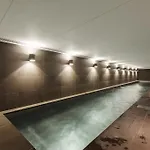 Stylish Apt W/ Stunning Rooftop Views & Hot Tub