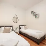 Bright & Comfy 2 Bedroom St Kilda East Apartment