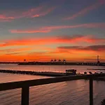 Amzing Ocean View Spacious Three Bedrooms Apartment Port Melbourne