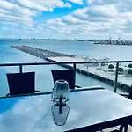 Amzing Ocean View Spacious Three Bedrooms Apartment Port Melbourne