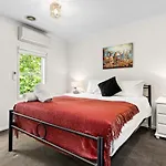 Kensington Escape - Balcony, Bbq And Parking