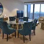 Deluxe 3 Bedroom Apartment In Southbank