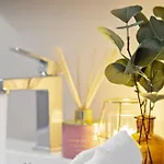 Romantic Retreat With Garden