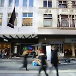 An Elegant Apt, 5-Min Walk To Queen Victoria Market