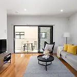 Cheerful Two Bedroom Townhouse With Secure Garage