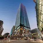 An Elegant Apt, 5-Min Walk To Queen Victoria Market