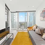 A Cozy & Lux Apt Next To Southern Cross Station