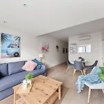 A Luxurious & Cozy 2Br Apt Near Victoria Market