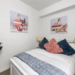 A Luxurious & Cozy 2Br Apt Near Victoria Market