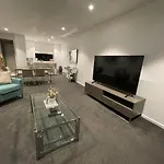 Fantastic 3 Bedroom Apartment In Southbank