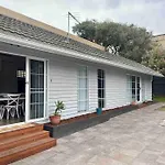 Beachside Charm With Garden - Short Walk To Train