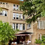 Large 1 Bdrm Light Filled With City Views, South Yarra