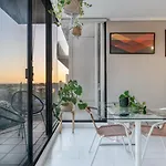 Ocean View Apartment Close To Cbd With Indoor Pool.