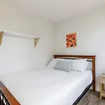 Bridport Rest - A Relaxed Albert Park Abode