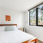 Bridport Rest - A Relaxed Albert Park Abode