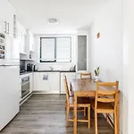 Bridport Rest - A Relaxed Albert Park Abode