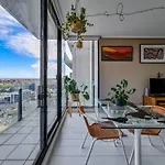 Ocean View Apartment Close To Cbd With Indoor Pool.