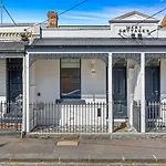 Stylish 2-Bed Victorian Terrace In Carlton