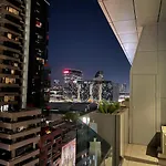 Superior 3 Bedroom Apartment In Melbourne Cbd