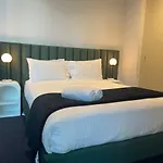 Superior 3 Bedroom Apartment In Melbourne Cbd