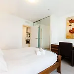 Southbank Balcony Stay Across From Crown With Pool