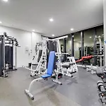 Convenient City Apartment 2 Bedroom W Free Parking