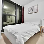 Convenient City Apartment 2 Bedroom W Free Parking