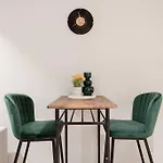 Cozy 1B Apt In Central Mel -Unbeatable Location-#Eq16