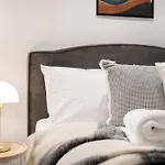 Cozy 1B Apt In Central Mel -Unbeatable Location-#Eq16