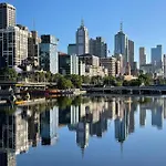 Stunning Modern Inner City Apartment Near To Sky Bus, Tram, Train