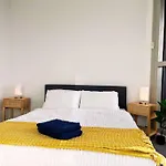 Stunning Modern Inner City Apartment Near To Sky Bus, Tram, Train