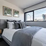 Stunning Modern Style With A Gym, Pool And Spa