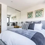 Stunning Modern Style With A Gym, Pool And Spa