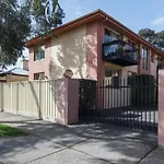 Northcote Charm Spacious And Quiet Suburban Stay