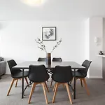 Stunning Sky-High Urban City Pad At Southbank
