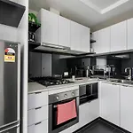 Aura Off Flinders Lane - A City Centre Balcony Abode