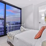 St Kilda Road 2 Bedrooms Apartment * Swimming Pool