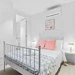 St Kilda Road 2 Bedrooms Apartment * Swimming Pool
