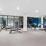 St Kilda Road 2 Bedrooms Apartment * Swimming Pool