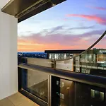 St Kilda Road 2 Bedrooms Apartment * Swimming Pool
