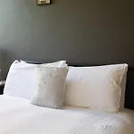 Leafy Toorak Two Bedroom Executive Apartment
