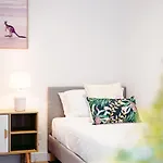 2 Bedrooms Apartment West Side Place