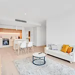 2 Bedrooms Apartment West Side Place