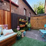 Snug St Kilda Apartment With Private Courtyard