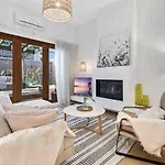 Refined 2-Bed House With A Charming Courtyard