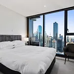 Chic Central Pad With City Views, Pool And Gym