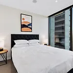 Chic Central Pad With City Views, Pool And Gym